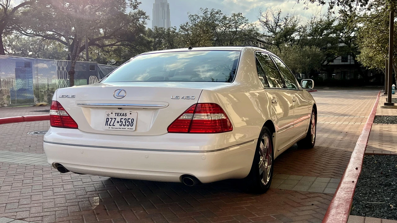 2005 Lexus LS 3rd Gen - Image 11 of 31