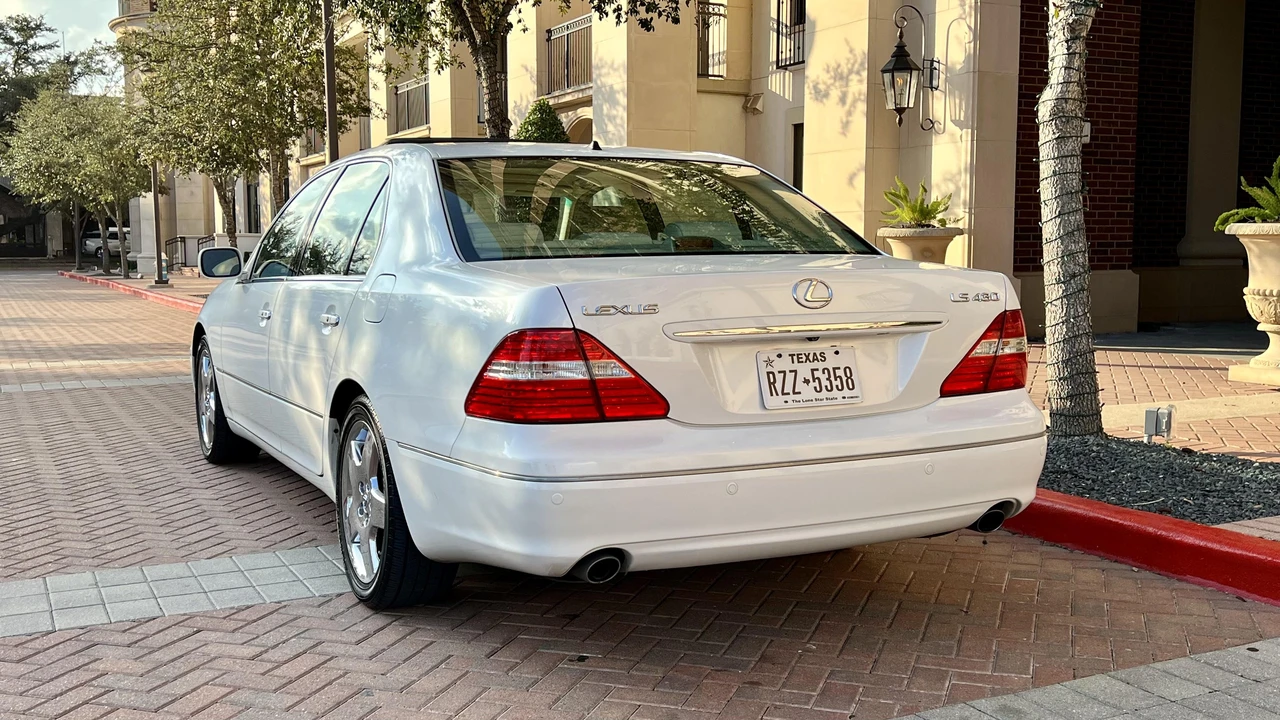 2005 Lexus LS 3rd Gen - Image 10 of 31