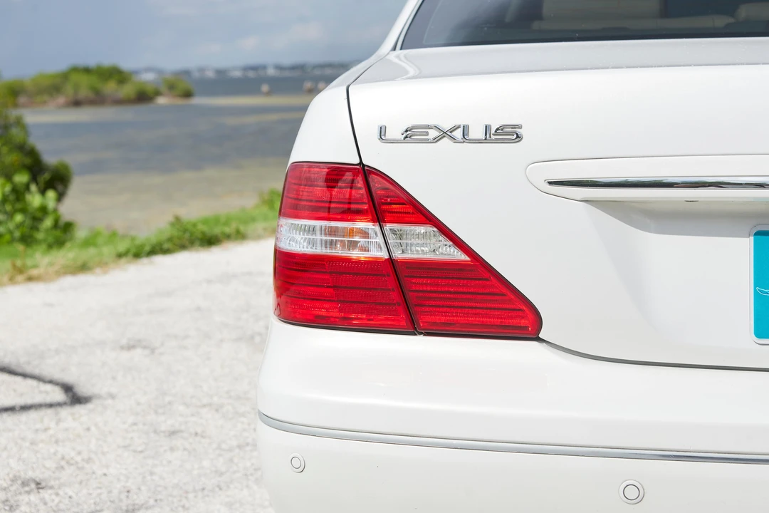 2005 Lexus LS 3rd Gen - Image 16 of 31