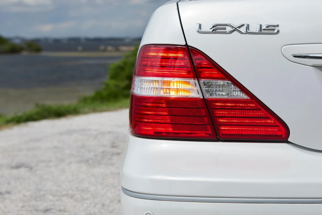 2005 Lexus LS 3rd Gen - Image 17 of 31
