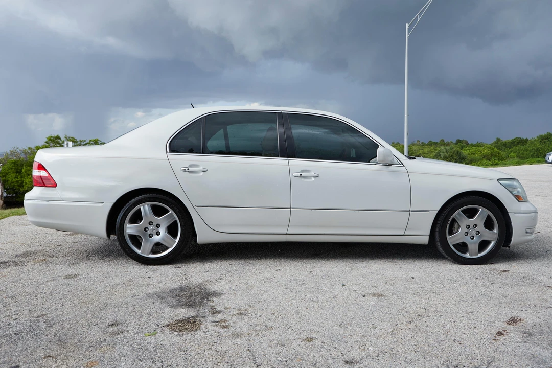 2005 Lexus LS 3rd Gen - Image 11 of 31