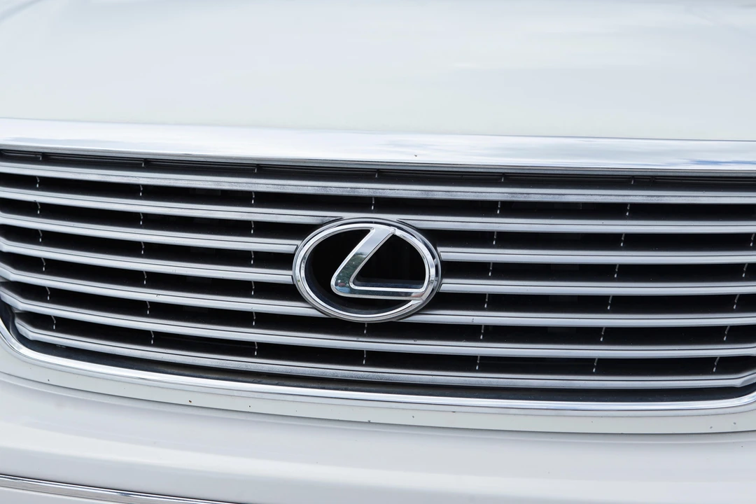 2005 Lexus LS 3rd Gen - Image 13 of 31