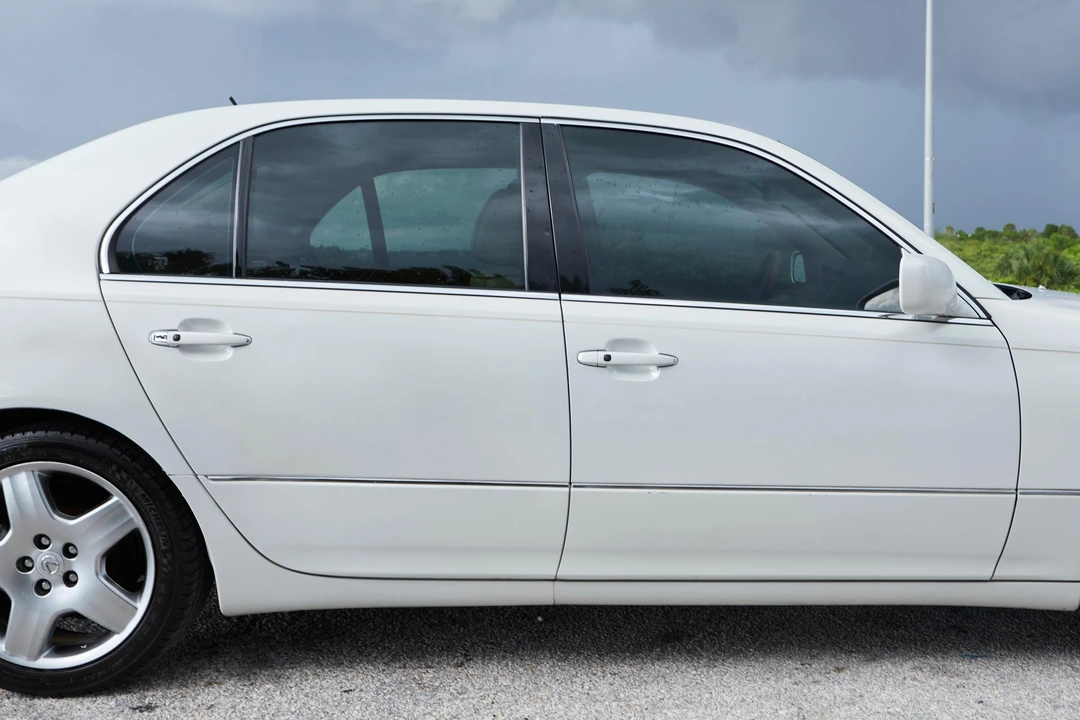 2005 Lexus LS 3rd Gen - Image 22 of 31
