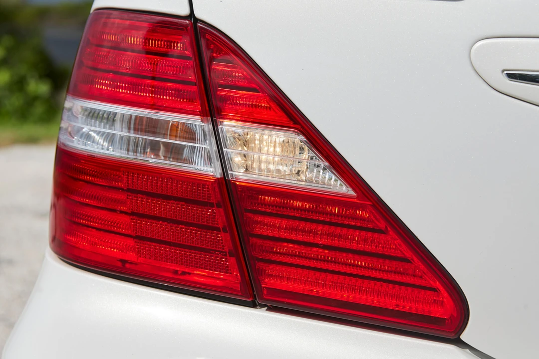 2005 Lexus LS 3rd Gen - Image 18 of 31