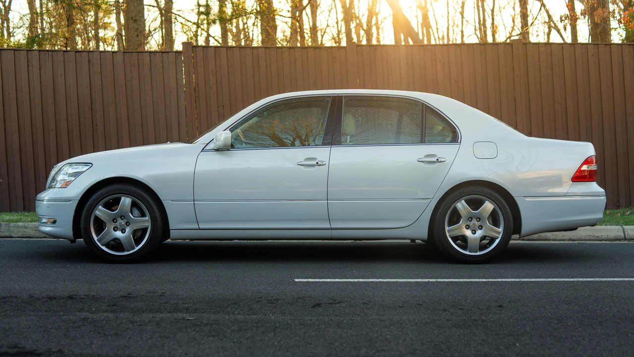 2005 Lexus LS 3rd Gen - Image 9 of 31