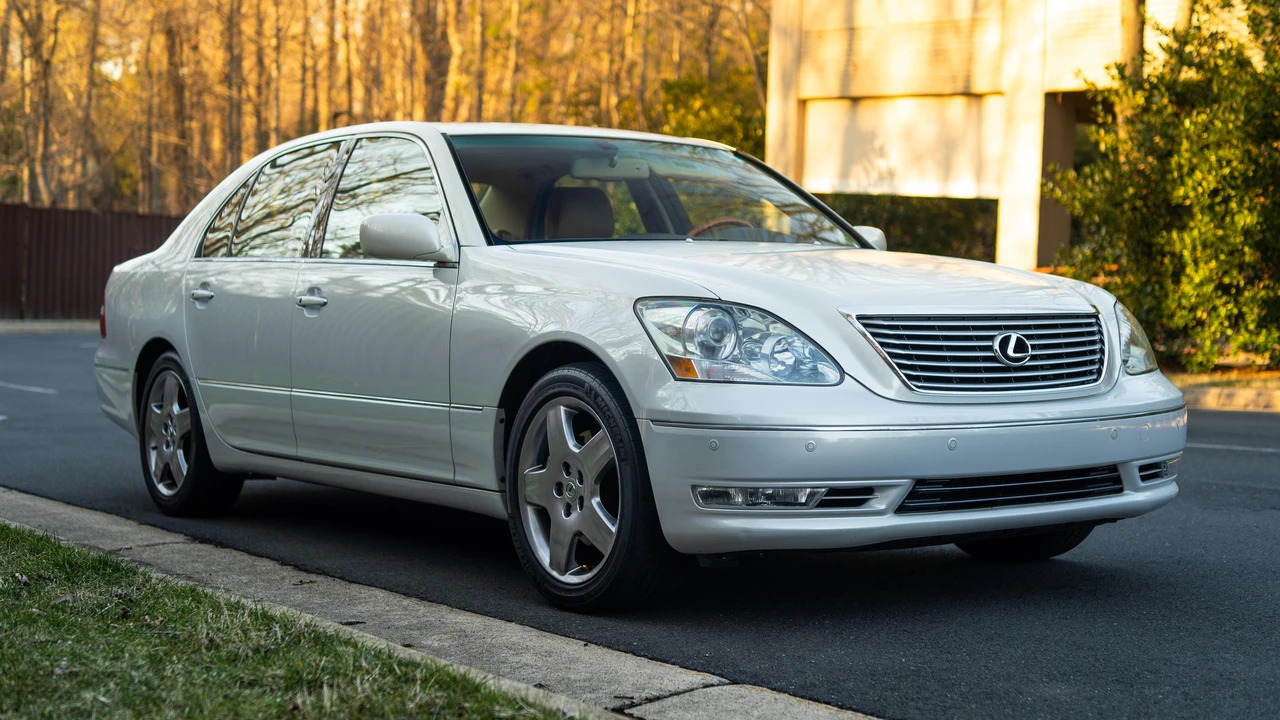 2005 Lexus LS 3rd Gen - Image 12 of 31