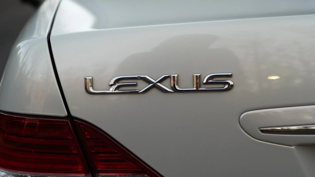 2005 Lexus LS 3rd Gen - Image 31 of 31