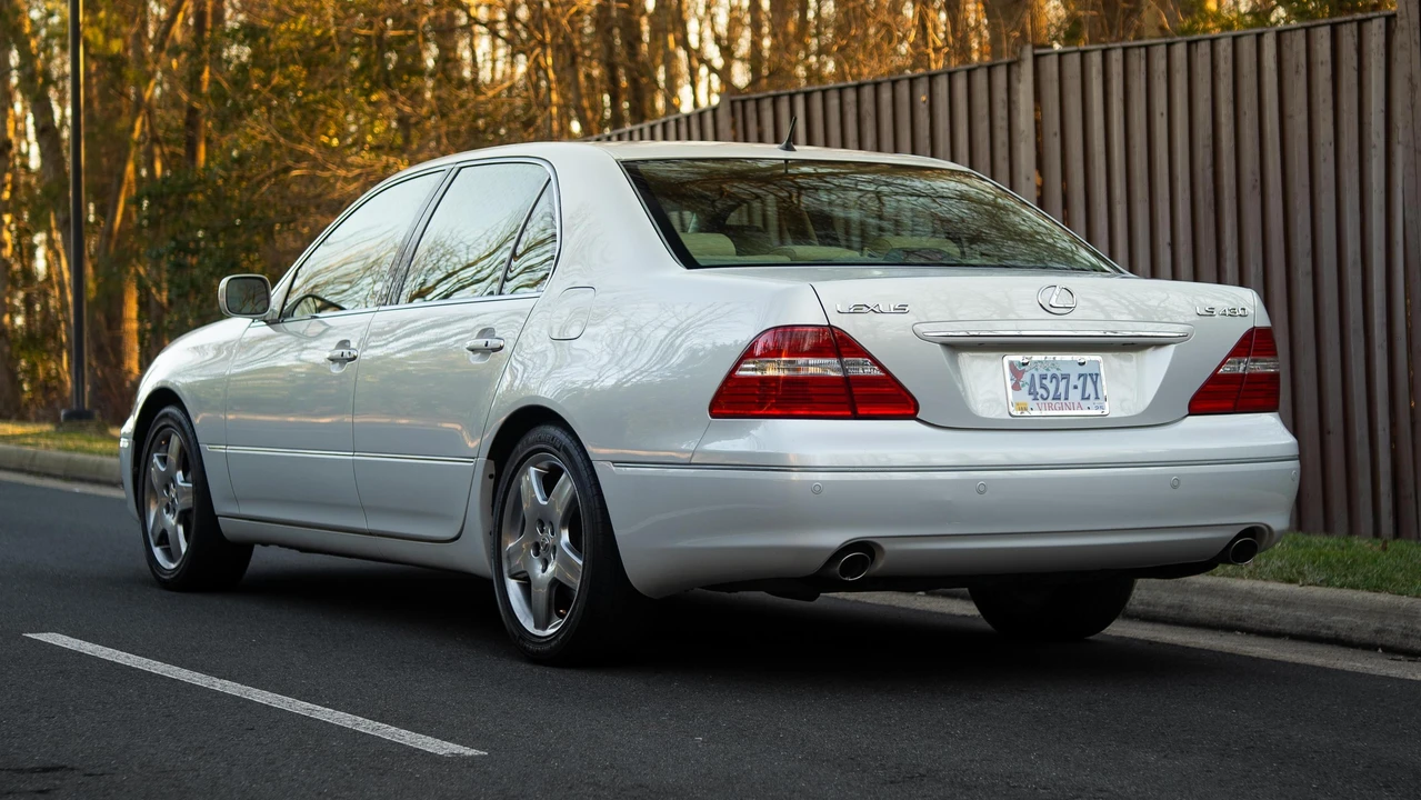 2005 Lexus LS 3rd Gen - Image 10 of 31