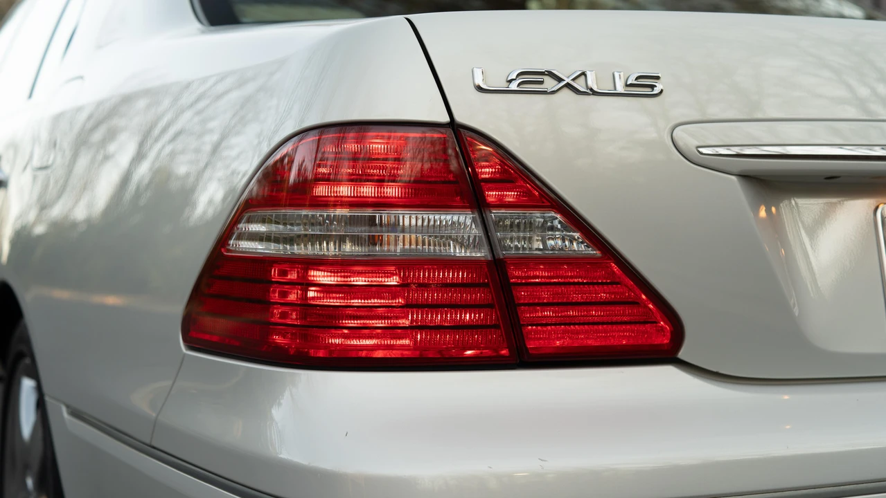 2005 Lexus LS 3rd Gen - Image 30 of 31