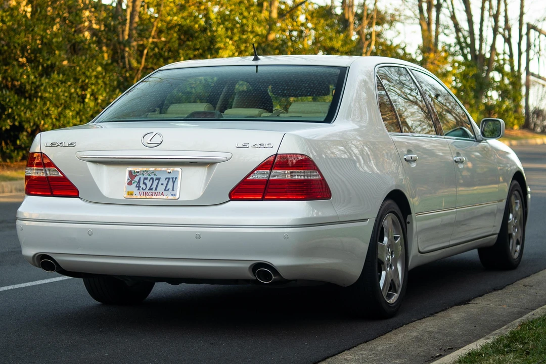 2005 Lexus LS 3rd Gen - Image 4 of 31