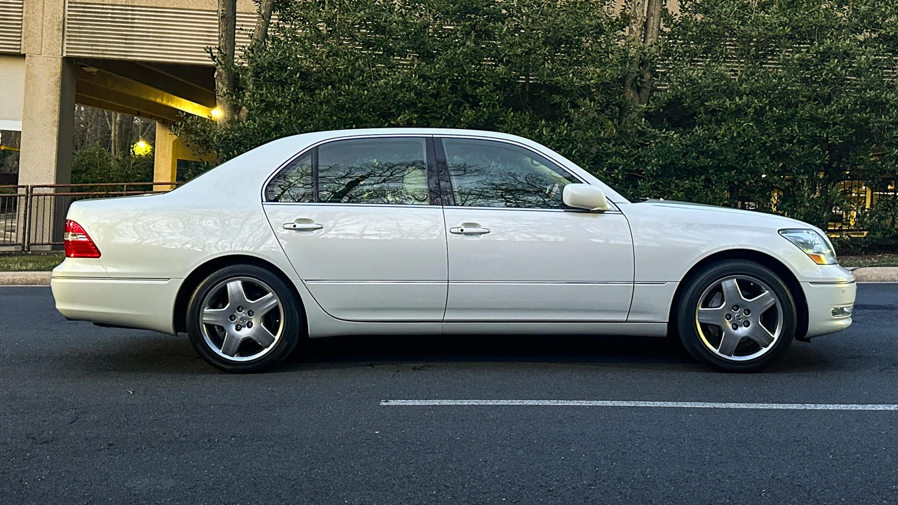 2005 Lexus LS 3rd Gen - Image 11 of 31