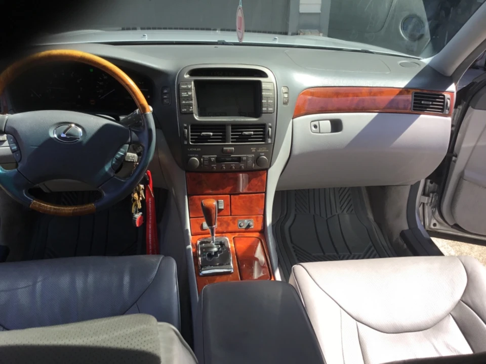 2005 Lexus LS 3rd Gen - Image 10 of 20