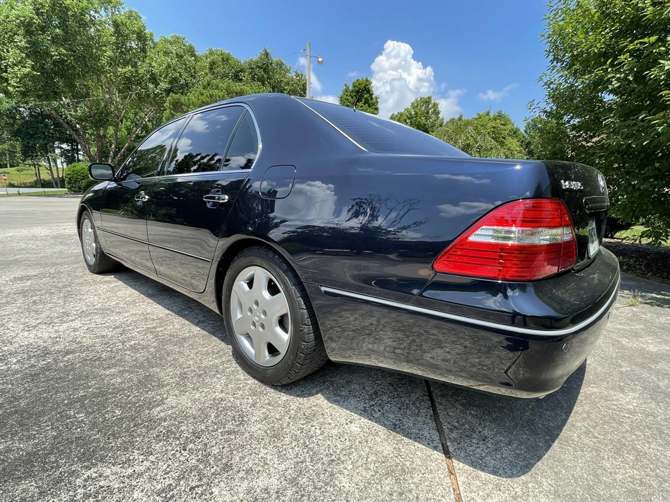2005 Lexus LS 3rd Gen - Image 12 of 27
