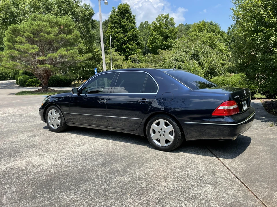 2005 Lexus LS 3rd Gen - Image 11 of 27