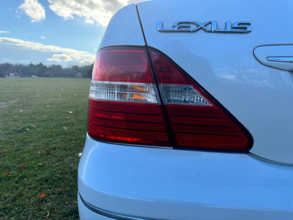 2005 Lexus LS 3rd Gen - Image 23 of 31