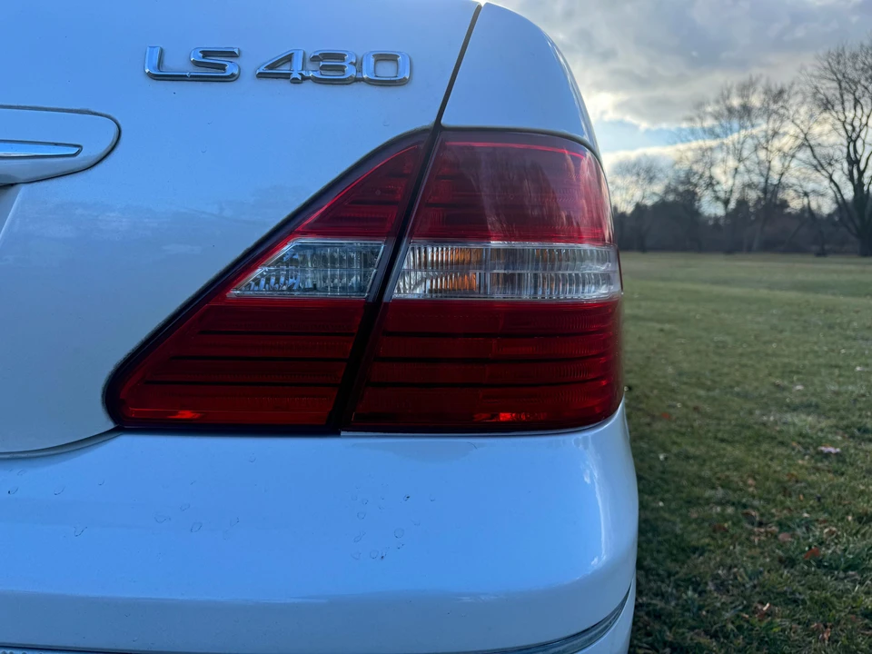 2005 Lexus LS 3rd Gen - Image 24 of 31