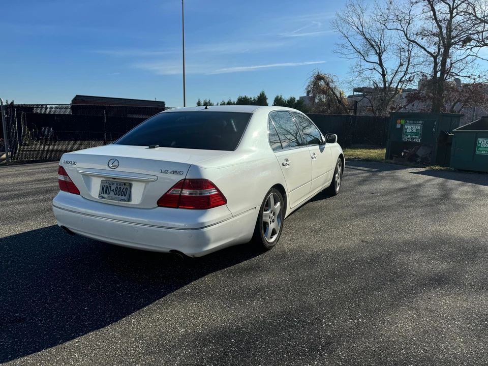 2005 Lexus LS 3rd Gen - Image 15 of 31