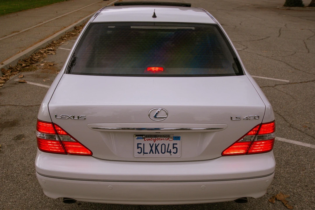 2005 Lexus LS 3rd Gen - Image 5 of 31