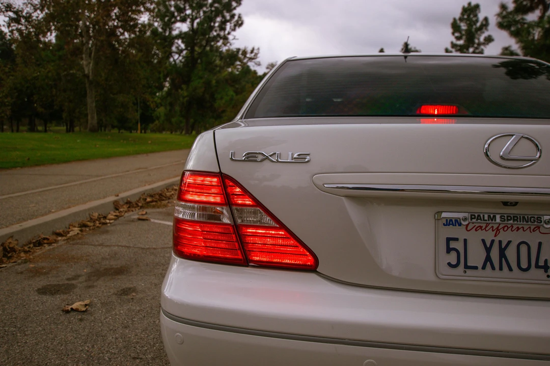 2005 Lexus LS 3rd Gen - Image 22 of 31