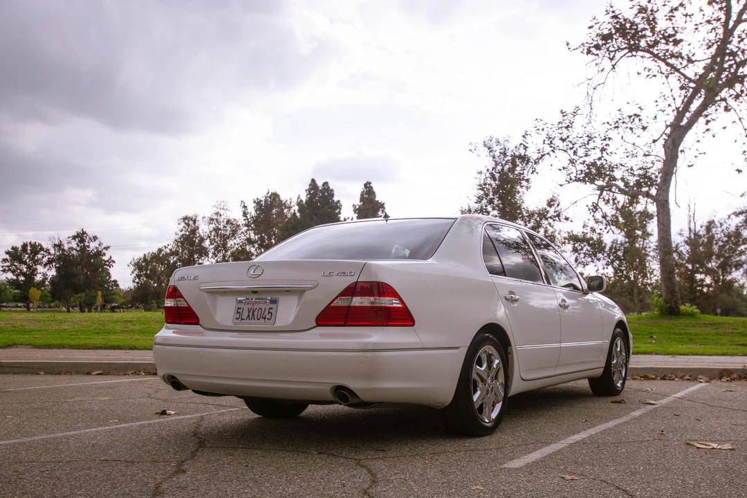 2005 Lexus LS 3rd Gen - Image 9 of 31