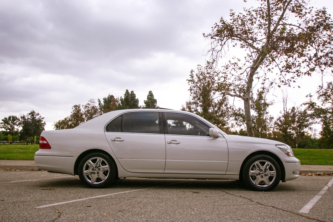 2005 Lexus LS 3rd Gen - Image 11 of 31
