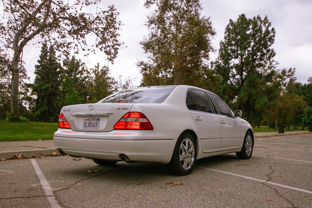 2005 Lexus LS 3rd Gen - Image 10 of 31