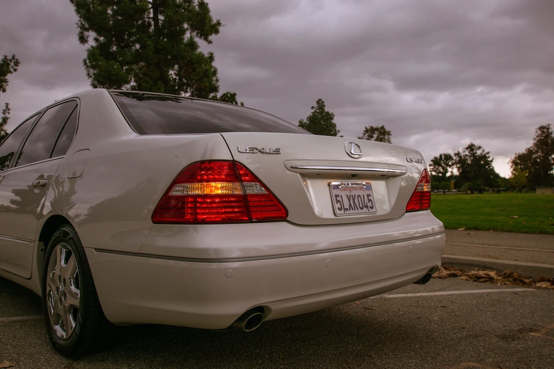 2005 Lexus LS 3rd Gen - Image 21 of 31