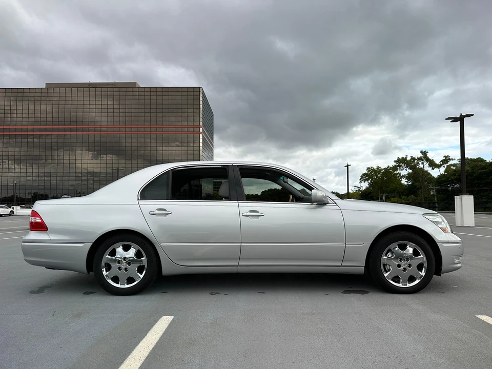 2005 Lexus LS 3rd Gen - Image 12 of 31
