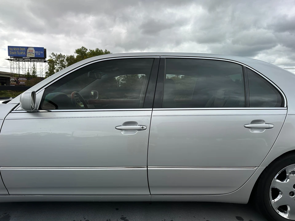 2005 Lexus LS 3rd Gen - Image 26 of 31