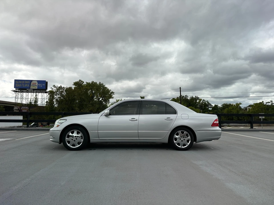 2005 Lexus LS 3rd Gen - Image 9 of 31