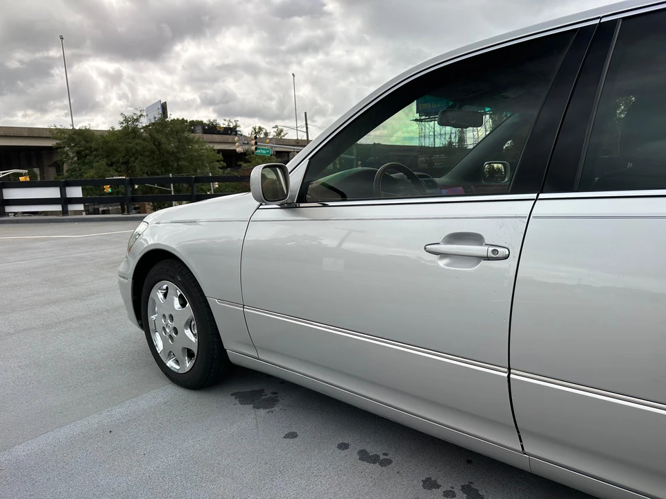 2005 Lexus LS 3rd Gen - Image 23 of 31