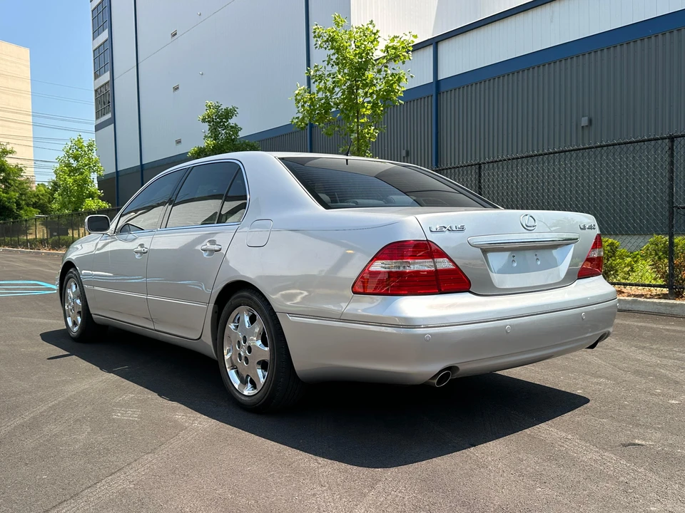 2005 Lexus LS 3rd Gen - Image 10 of 31