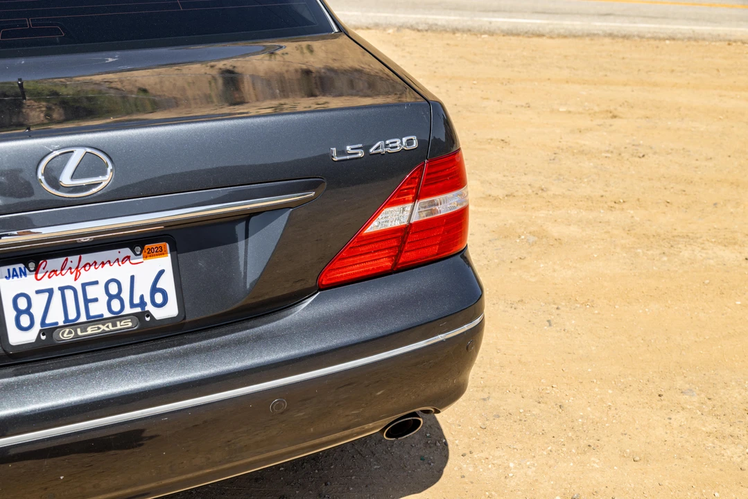 2005 Lexus LS 3rd Gen - Image 29 of 31