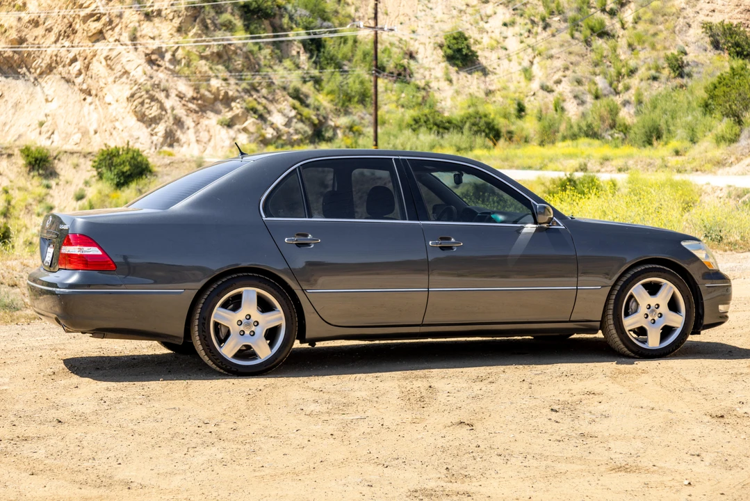 2005 Lexus LS 3rd Gen - Image 16 of 31