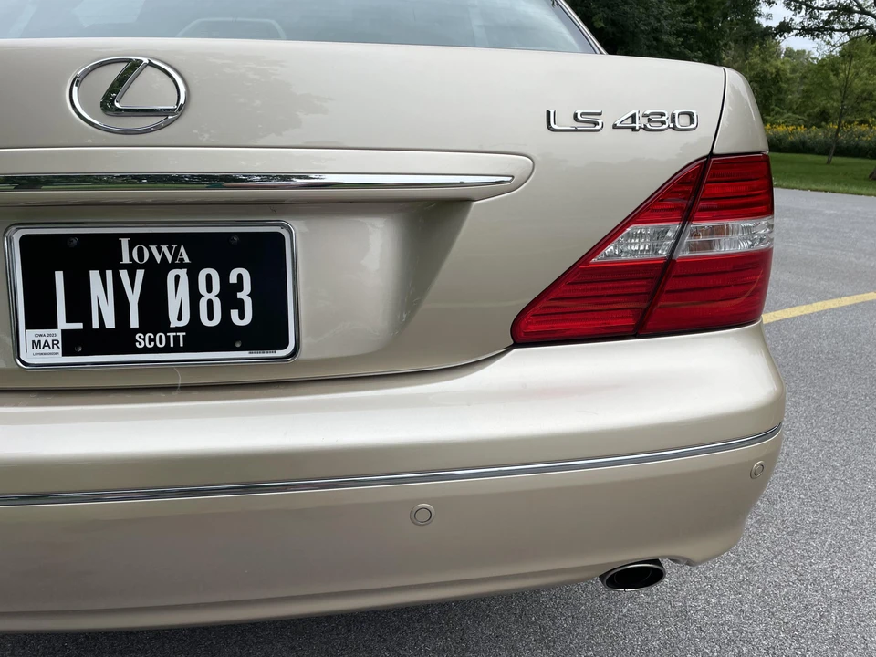 2005 Lexus LS 3rd Gen - Image 24 of 31