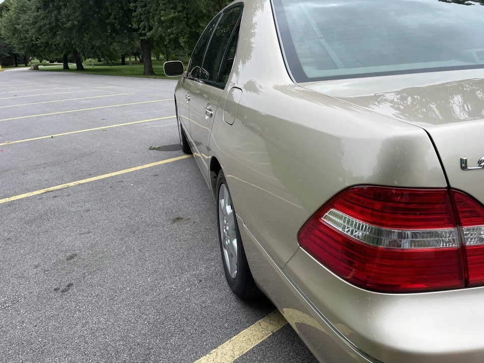 2005 Lexus LS 3rd Gen - Image 21 of 31