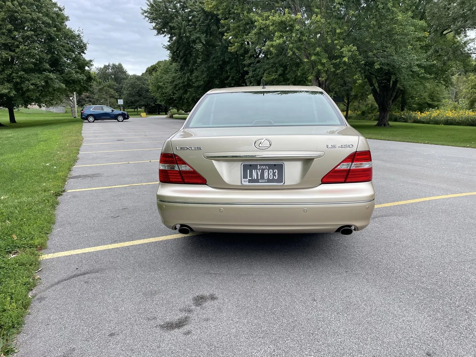 2005 Lexus LS 3rd Gen - Image 11 of 31