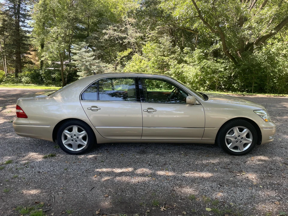 2005 Lexus LS 3rd Gen - Image 13 of 31