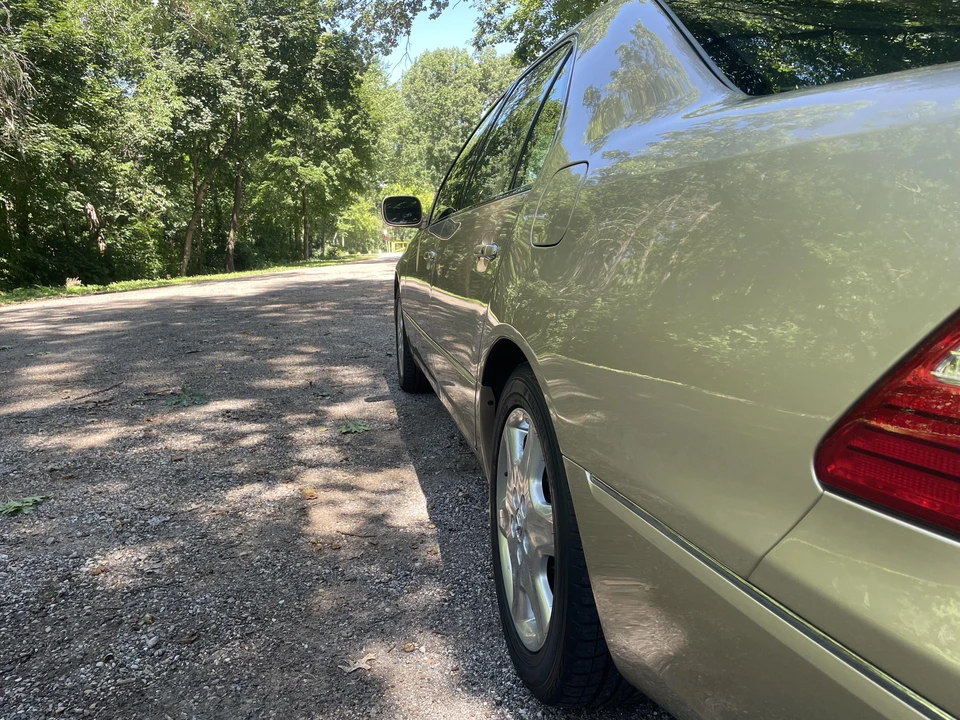 2005 Lexus LS 3rd Gen - Image 22 of 31