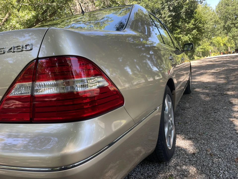 2005 Lexus LS 3rd Gen - Image 25 of 31