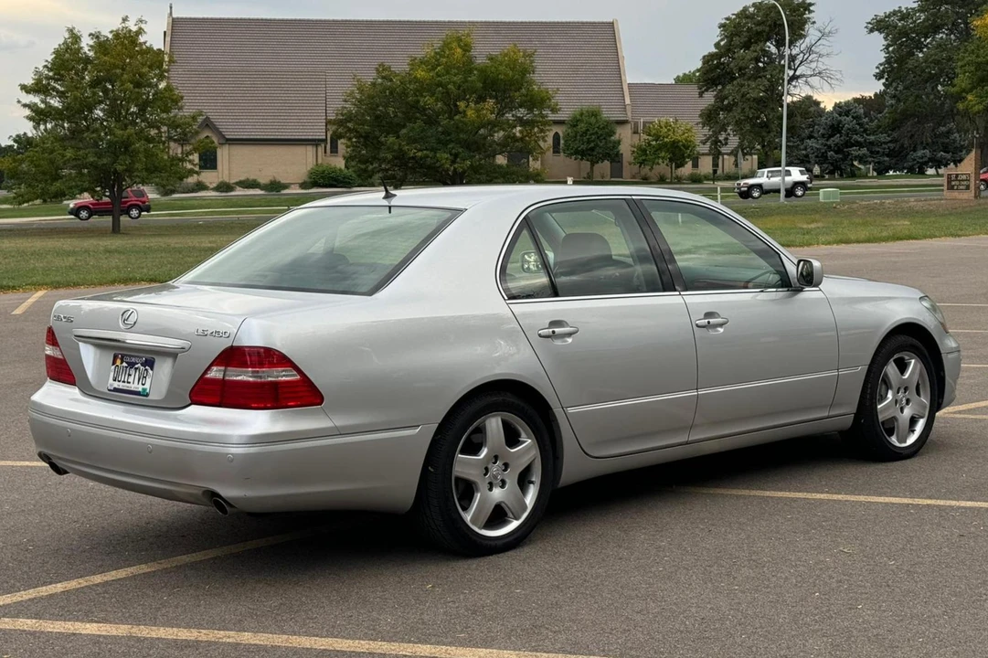 2005 Lexus LS 3rd Gen - Image 4 of 31
