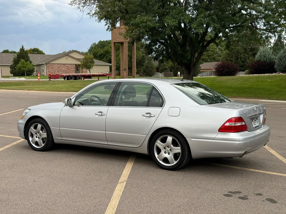 2005 Lexus LS 3rd Gen - Image 10 of 31