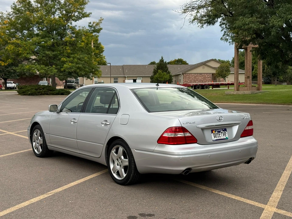 2005 Lexus LS 3rd Gen - Image 11 of 31