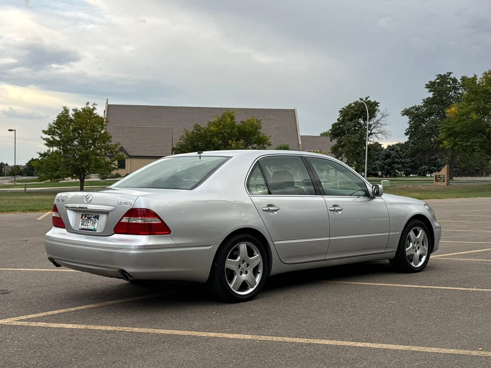 2005 Lexus LS 3rd Gen - Image 15 of 31