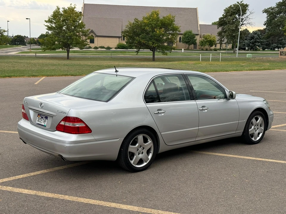 2005 Lexus LS 3rd Gen - Image 17 of 31