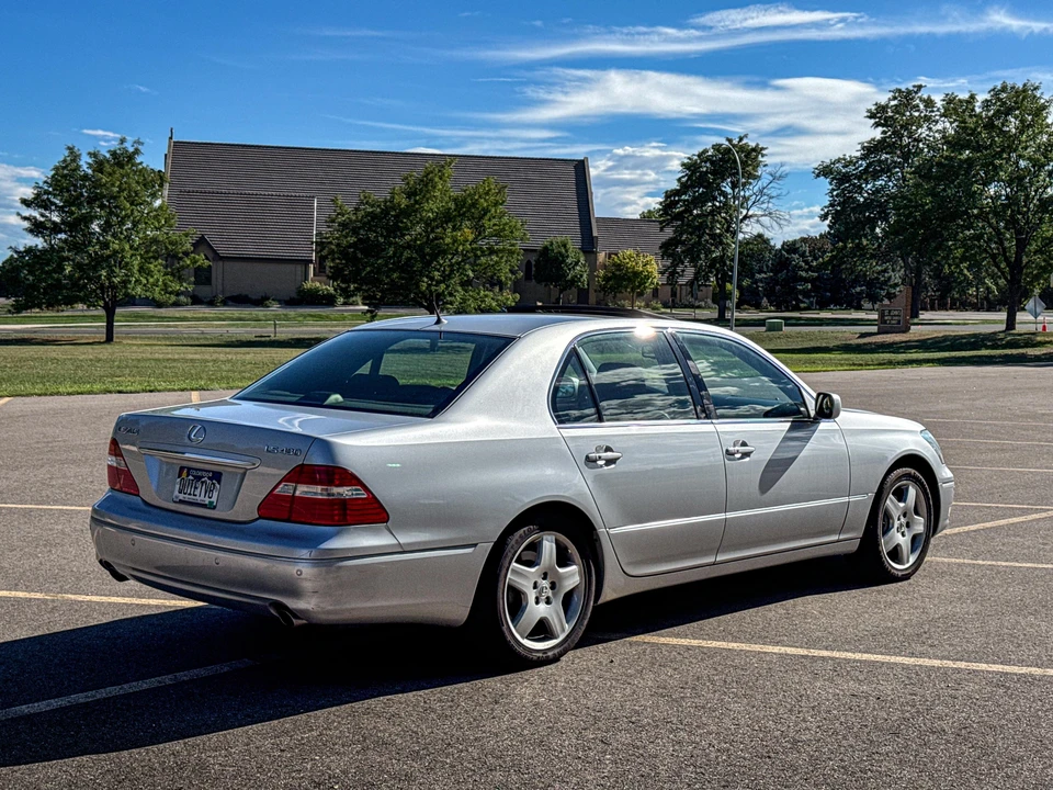 2005 Lexus LS 3rd Gen - Image 16 of 31