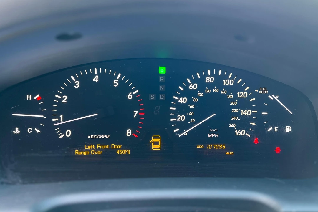 2005 Lexus LS 3rd Gen - Image 28 of 31