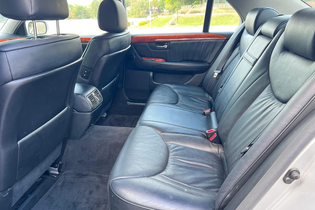 2005 Lexus LS 3rd Gen - Image 27 of 31