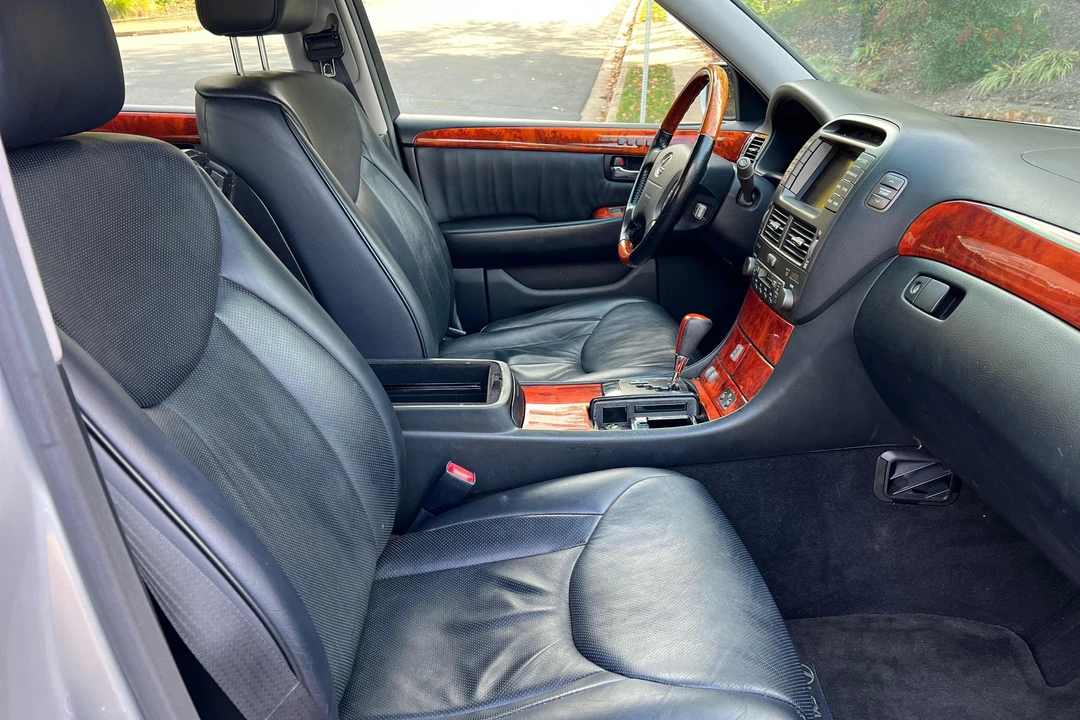 2005 Lexus LS 3rd Gen - Image 26 of 31