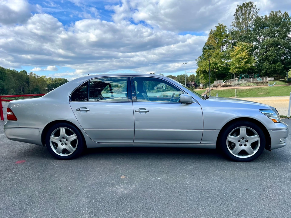 2005 Lexus LS 3rd Gen - Image 7 of 31